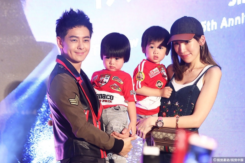 Lam Chi Dinh dua vo con anh 4