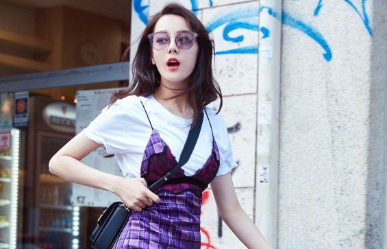 Dich Le Nhiet Ba tuoi tre khi dien do dao pho hinh anh