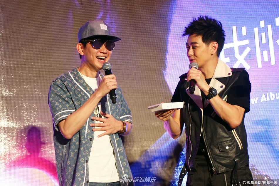 Lam Chi Dinh dua vo con anh 6