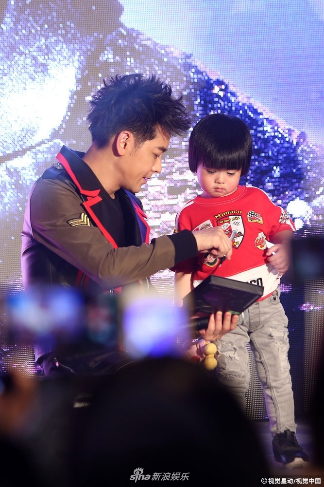 Lam Chi Dinh dua vo con anh 5