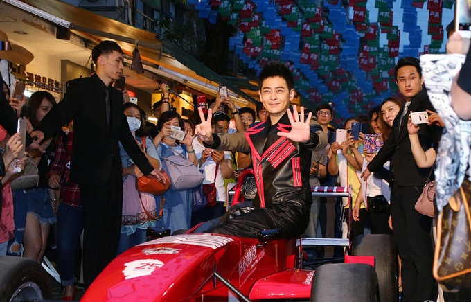 Lam Chi Dinh dua vo con anh 8