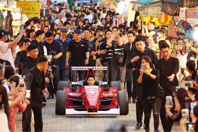 Lam Chi Dinh dua vo con anh 1