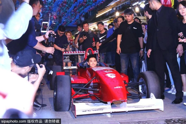 Lam Chi Dinh lai xe dua Cong thuc 1 dieu hanh tren pho hinh anh