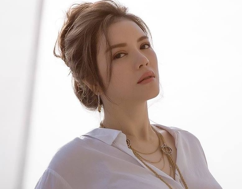 Lý Nhã Kỳ livestream đáp trả tin đồn bị bắt ảnh 2 Ly Nha Ky livestream dap tra tin don bi bat anh 2