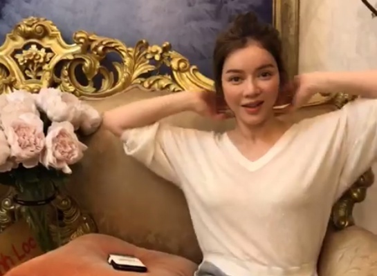 Lý Nhã Kỳ livestream đáp trả tin đồn bị bắt ảnh 1 Ly Nha Ky livestream dap tra tin don bi bat anh 1