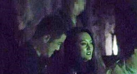 Ly A Bang bi bat gap au yem phu nu trong xe hoi hinh anh