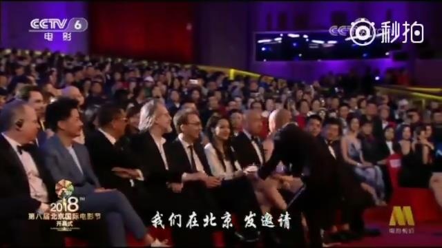 Clip Truong Ve Kien ngau hung khieu vu voi Thu Ky hinh anh