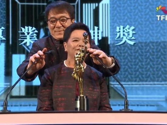 Huỳnh Thu Sinh Cổ Thiên Lạc đánh mặt Thành Long ảnh 3 Huynh Thu Sinh Co Thien Lac danh mat Thanh Long anh 3