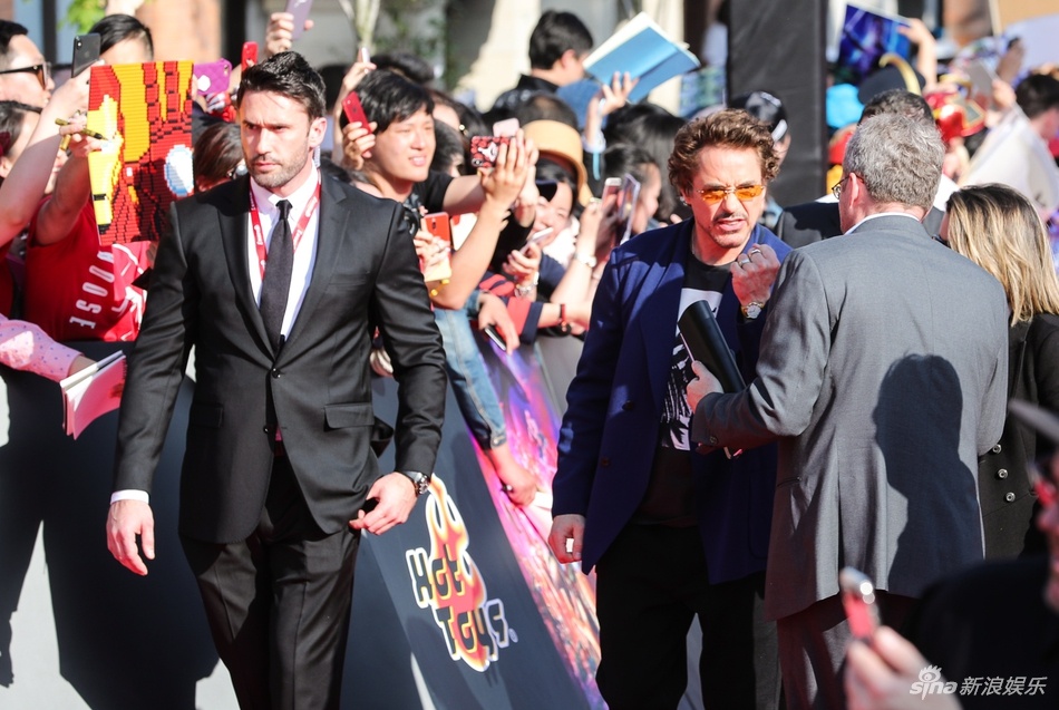 Khan gia xin loi dan sao Marvel anh 2