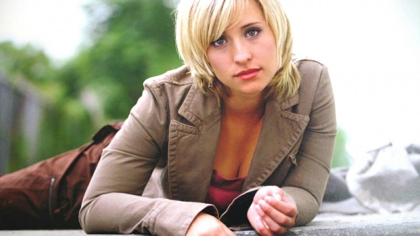 Nữ diễn viên Allison Mack bị băt ảnh 2 Nu dien vien Allison Mack bi bat anh 2