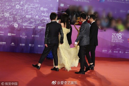 Clip Thu Ky duoc bon sao nam do vay tren tham do hinh anh