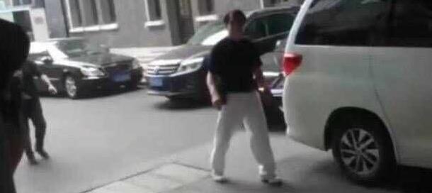 Thanh Long tap tenh xuat hien sau clip con gai cau cuu o Canada hinh anh