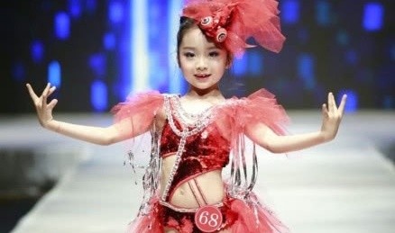 Em ho 7 tuoi cua Pham Bang Bang gia nhap showbiz hinh anh