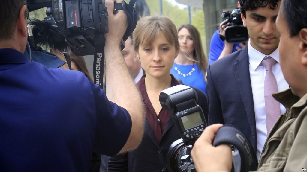 Allison Mack bi bo pho trong ngay hau toa anh 3