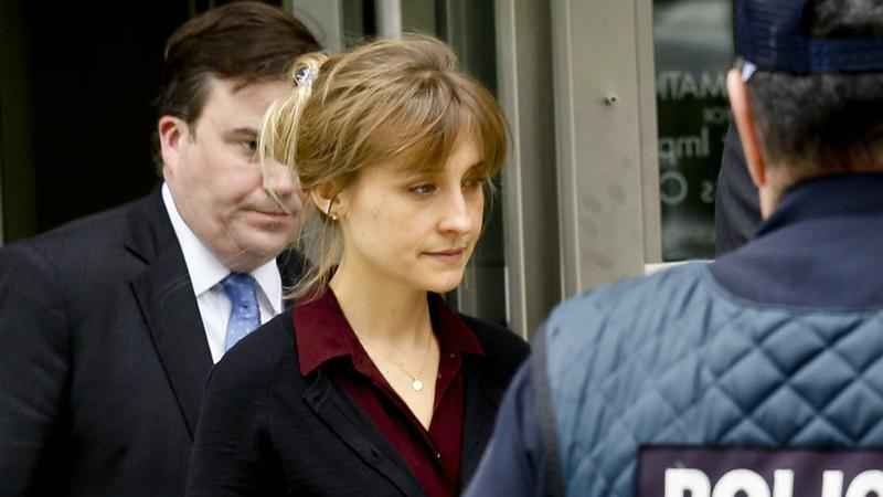 My nu 'Smallville' bo pho khi hau toa voi ong trum ta giao tinh duc hinh anh