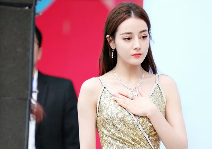 Dich Le Nhiet Ba bi nghi noi tieng vi co cha nuoi dai gia chong lung hinh anh