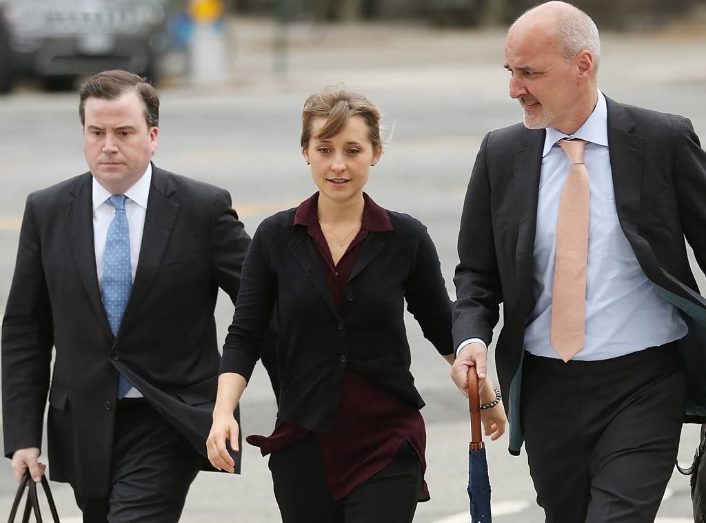 Allison Mack bi bo pho trong ngay hau toa anh 1