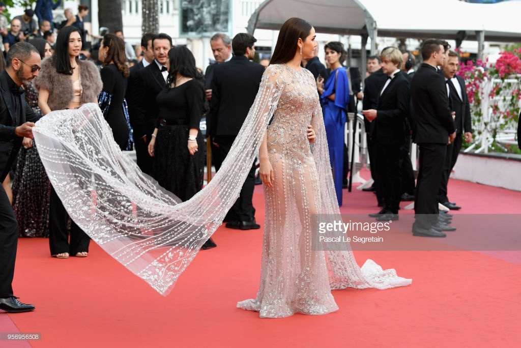 Clip nguoi dep Thai Lan duoc nang vay khi sai buoc tren tham do Cannes hinh anh