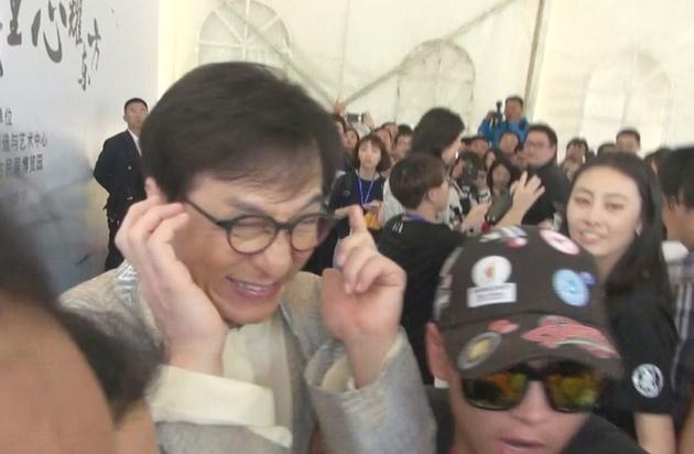 Thanh Long bit tai khi bi hoi chuyen con gai song o ham cau hinh anh