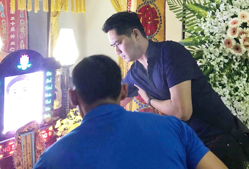 MC Quyen Linh, Minh Luan den thap huong cho hai 'hiep si' Sai Gon hinh anh