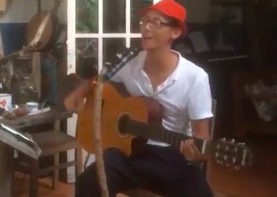 Rocker Nguyen ngoi hat 'Diem xua' tai quan ca phe o Con Dao hinh anh