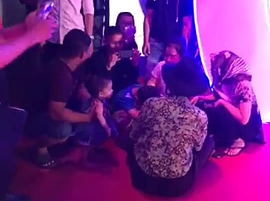 Truong Giang xin khan gia dung nem chai nuoc anh 3