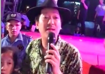 Truong Giang cau xin khan gia sau khi bi nem chai o hoi cho Quy Nhon hinh anh