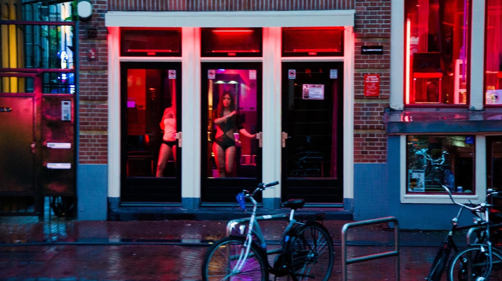 Pho den do Amsterdam truoc nguy co dong cua hinh anh