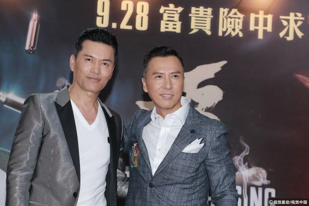 Clip Lu Luong Vy va Chan Tu Dan tay bat mat mung khi du hop bao hinh anh