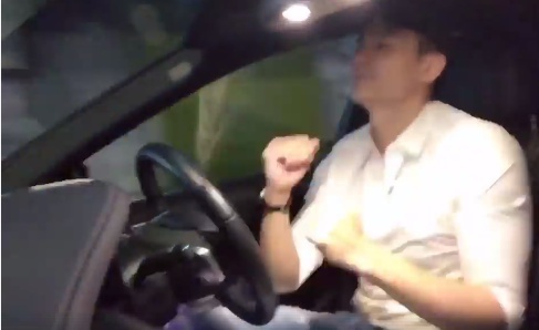 Clip Vinh Thuy dua gion, bo hai tay khi lai xe hinh anh