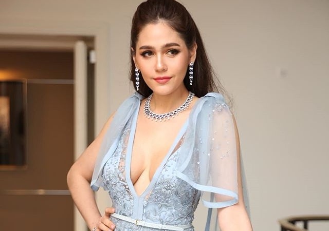 Bieu tuong goi cam Thai Lan: Tuoi U40 va hai con van cuon hut hinh anh