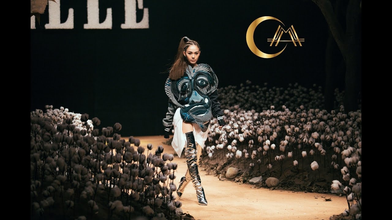 Clip Minh Hang catwalk trong show thoi trang hinh anh