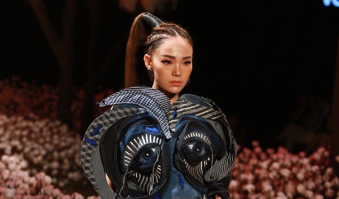 Minh Hằng bị chê catwalk như đi chợ khi diễn thời ảnh 2 Minh Hang bi che catwalk nhu di cho khi dien thoi anh 2