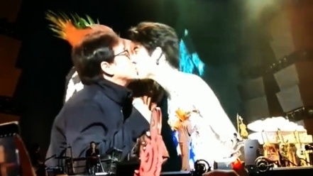 Thanh Long gay tranh cai khi khoa moi Vuong Luc Hoanh tren san khau hinh anh