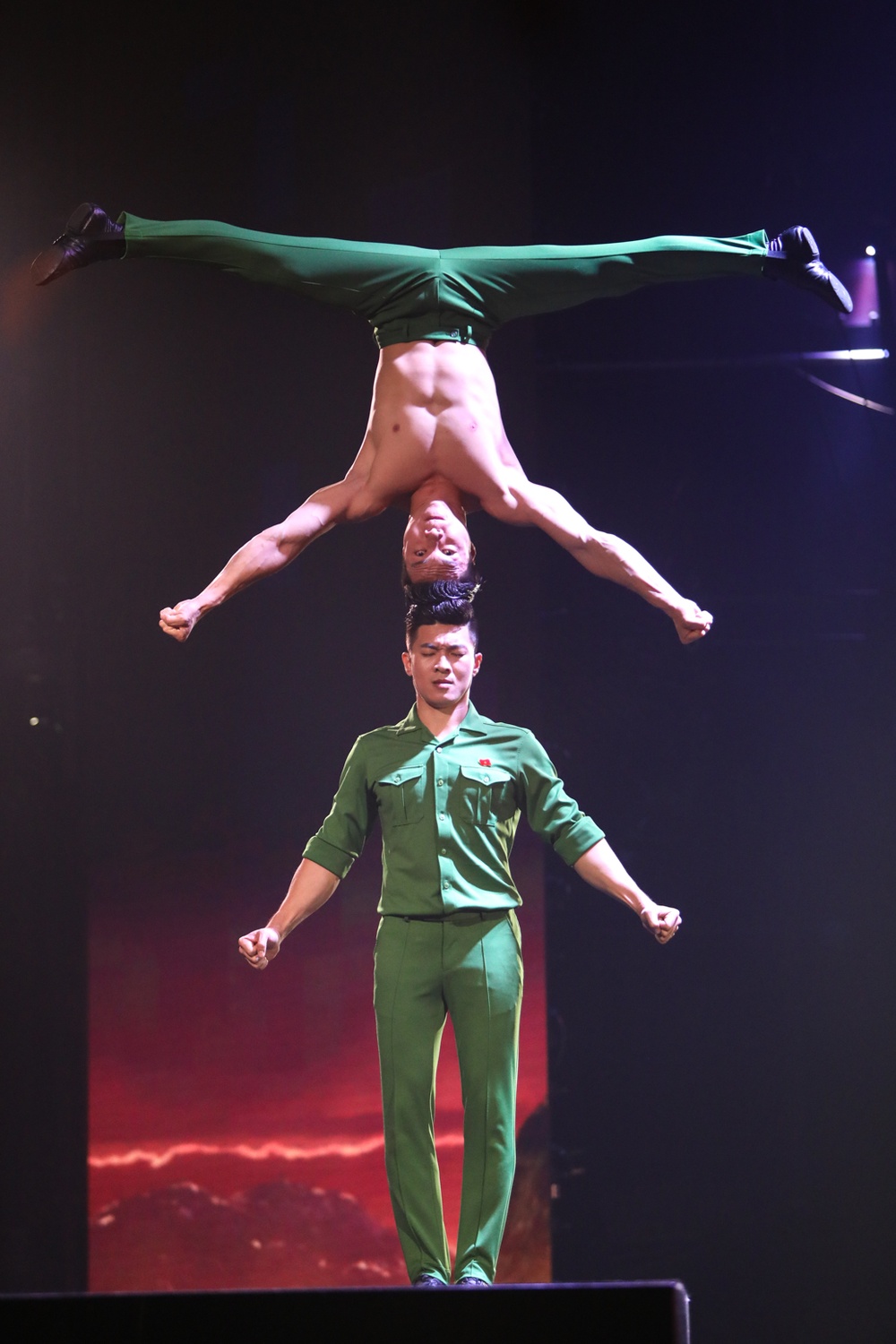 Quoc Co Quoc Nghiep thi Britain's Got Talent anh 4