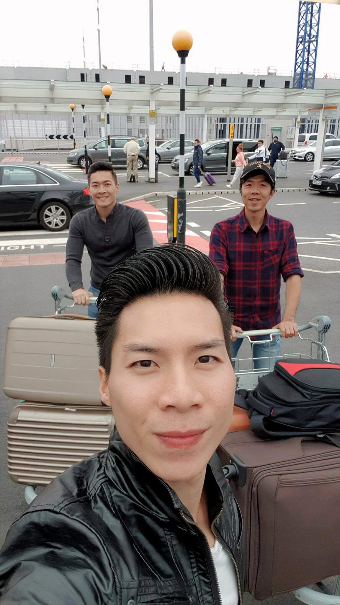 Quốc Cơ - Quốc Nghiệp xếp hành lý rời Anh ảnh 2 Quoc Co - Quoc Nghiep xep hanh ly roi Anh anh 2