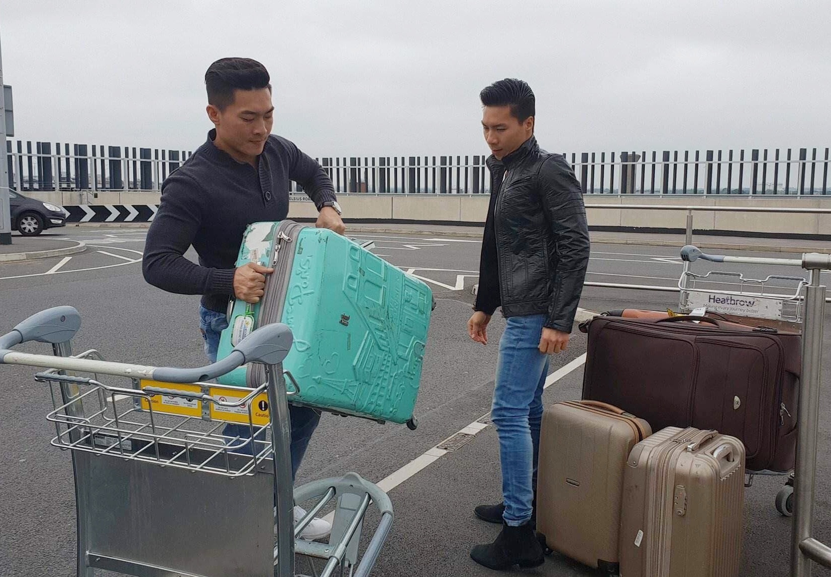 Quốc Cơ - Quốc Nghiệp xếp hành lý rời Anh ảnh 1 Quoc Co - Quoc Nghiep xep hanh ly roi Anh anh 1