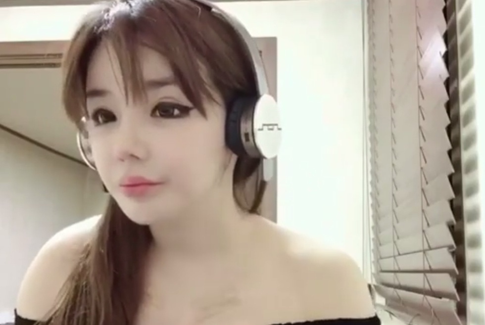 Park Bom lai gay tranh cai vi guong mat nhu bup be sap hinh anh