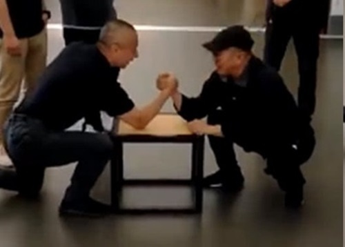 Ly Lien Kiet vat tay dong nghiep: 'Nhin toi da thanh 70 tuoi chua?' hinh anh