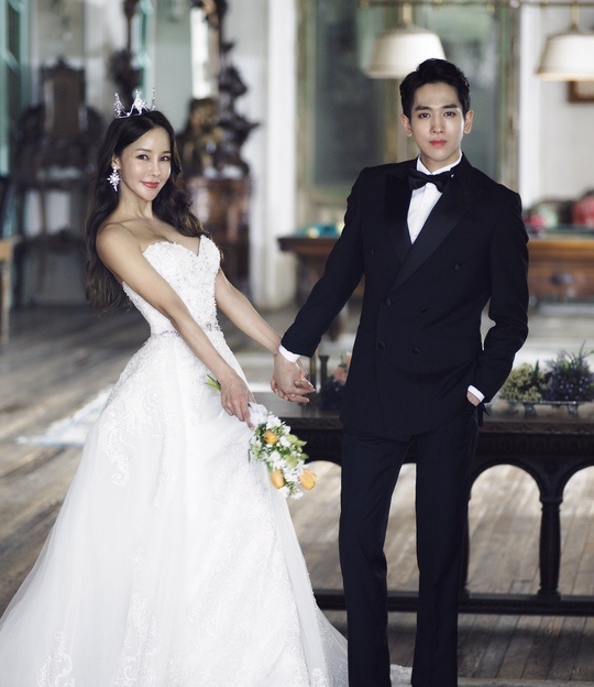 Shim Mina cuoi anh 4