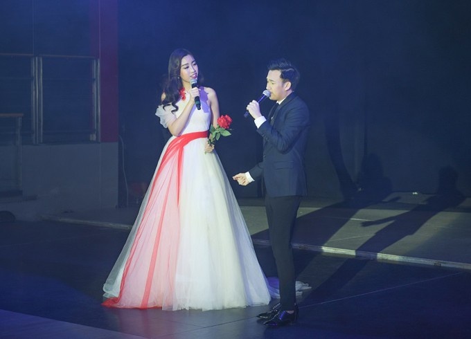 Clip Hoa hau My Linh va Duong Trieu Vu hat