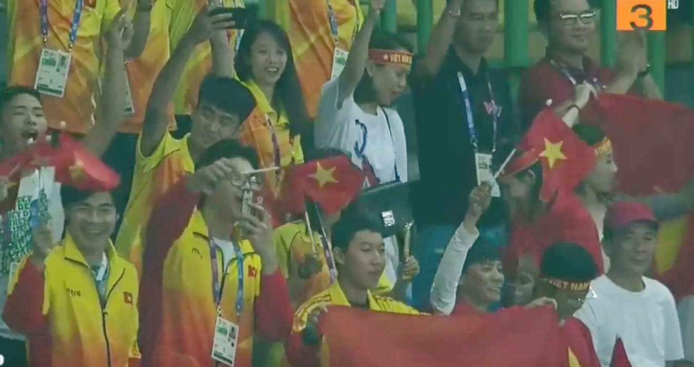 Cau thu, CDV Viet Nam tren san an mung khi Cong Phuong ghi ban hinh anh