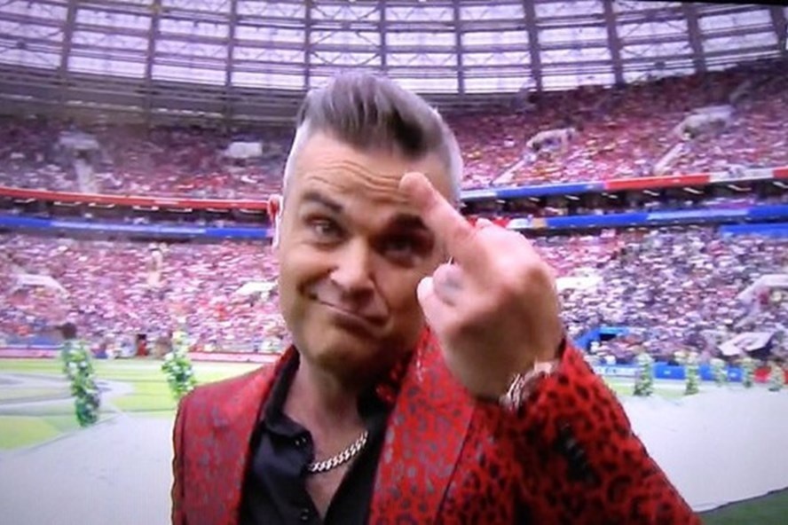 Robbie Williams giai thich hanh dong gio 'ngon tay thoi' o World Cup hinh anh