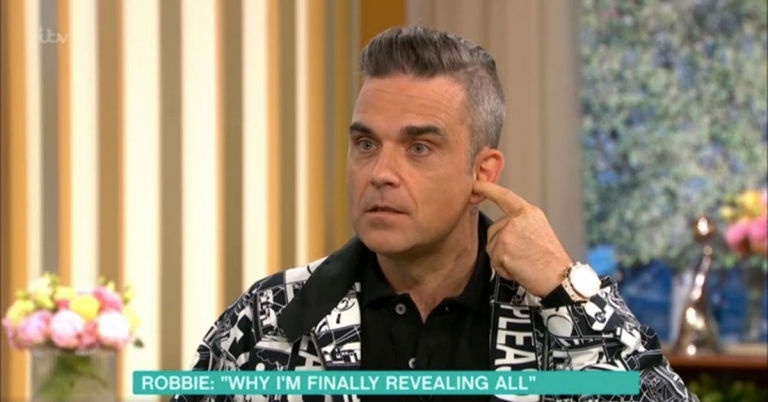 Robbie Williams giải thích giơ ngón tay thối ảnh 1 Robbie Williams giai thich gio ngon tay thoi anh 1