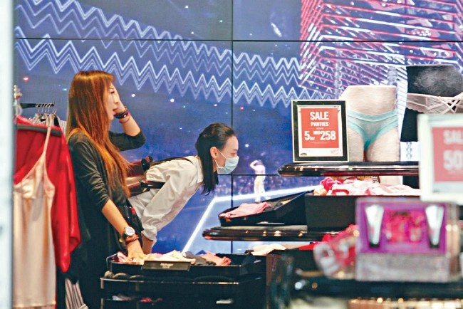 Luong Lac Thi mua hang giam gia anh 1