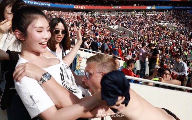 Sao nu TQ hot hoang vi bi 'quay roi' tren khan dai World Cup hinh anh