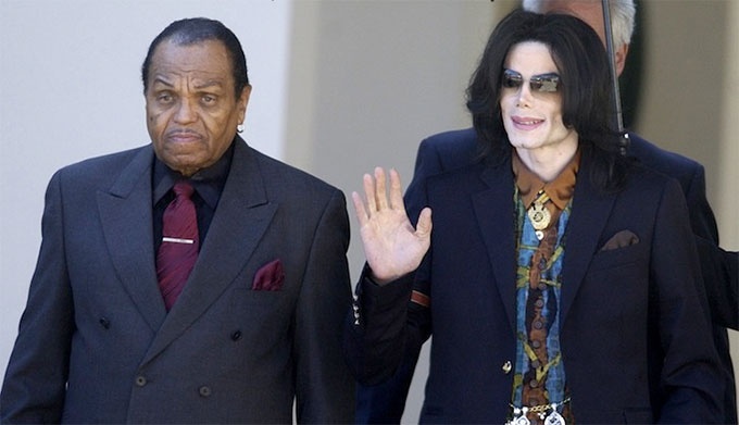 Cha Michael Jackson qua doi ngay sau ngay gio thu 9 cua con trai hinh anh