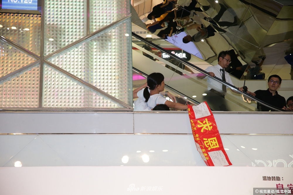 Cổ Thiên Lạc hốt hoảng vì bị phụ nữ đòi vay tiền ảnh 4 Co Thien Lac hot hoang vi bi phu nu doi vay tien anh 4