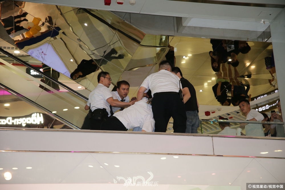 Cổ Thiên Lạc hốt hoảng vì bị phụ nữ đòi vay tiền ảnh 5 Co Thien Lac hot hoang vi bi phu nu doi vay tien anh 5