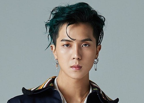 Vua tu Viet Nam ve, Mino (Winner) bi nem da vi theo doi trang au dam hinh anh